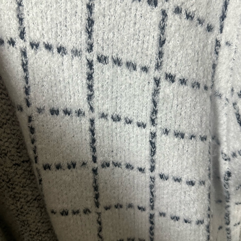 Elegant White and Grey Grid Long Cardigan - Picture 4 of 6